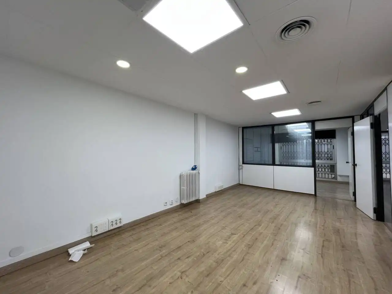 Büro zur Miete in Barcelona mit Klimaanlage, Heizung und Alarm