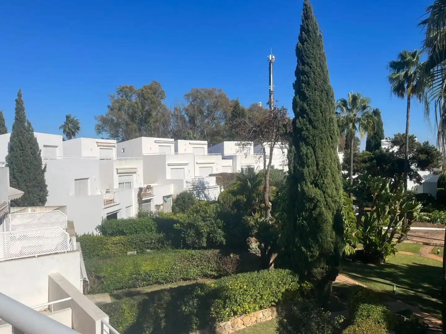 Außenansicht von Einfamilien-Reihenhaus zur Miete in Marbella mit Klimaanlage, Schwimmbad und Balkon