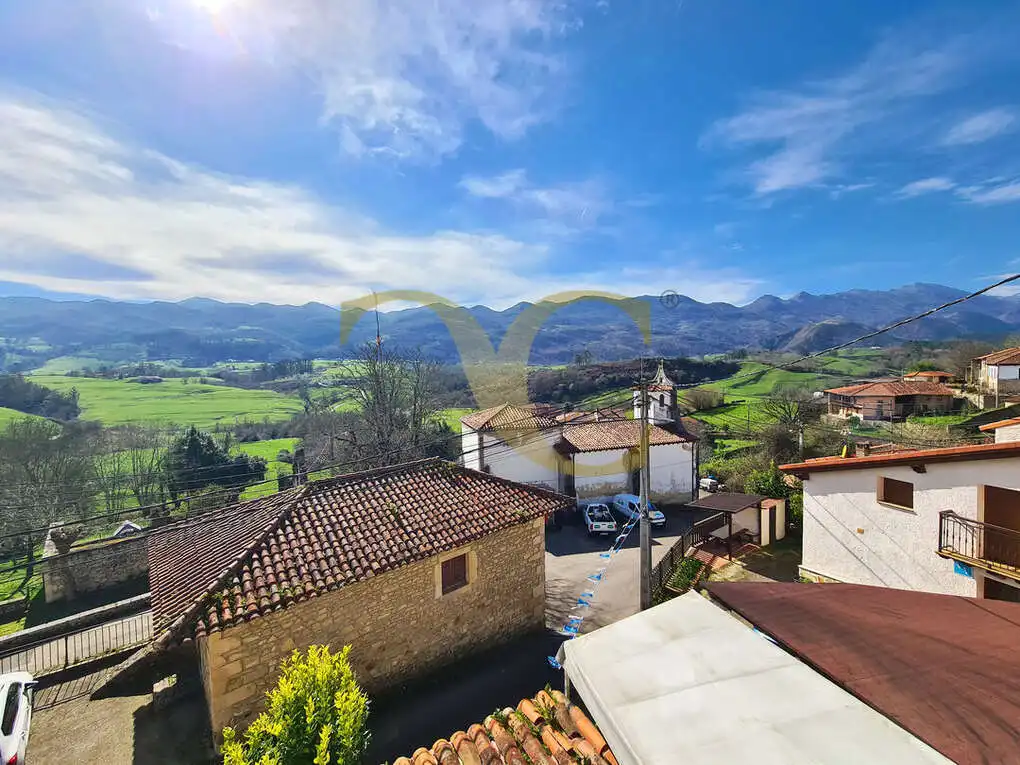 Vista exterior de Casa adosada en venda en Llanes amb Calefacció i Moblat