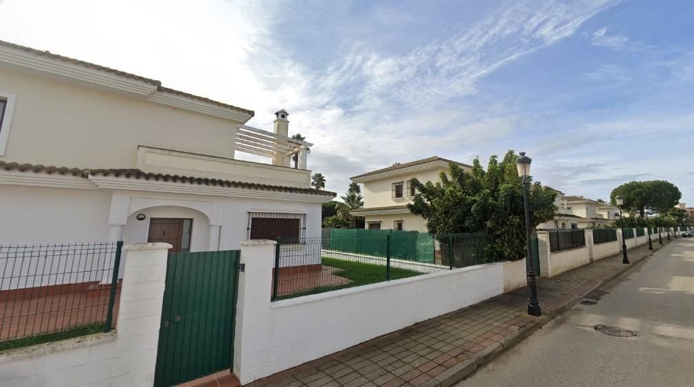 Vista exterior de Casa o xalet en venda en Chiclana de la Frontera amb Jardí privat, Terrassa i Piscina