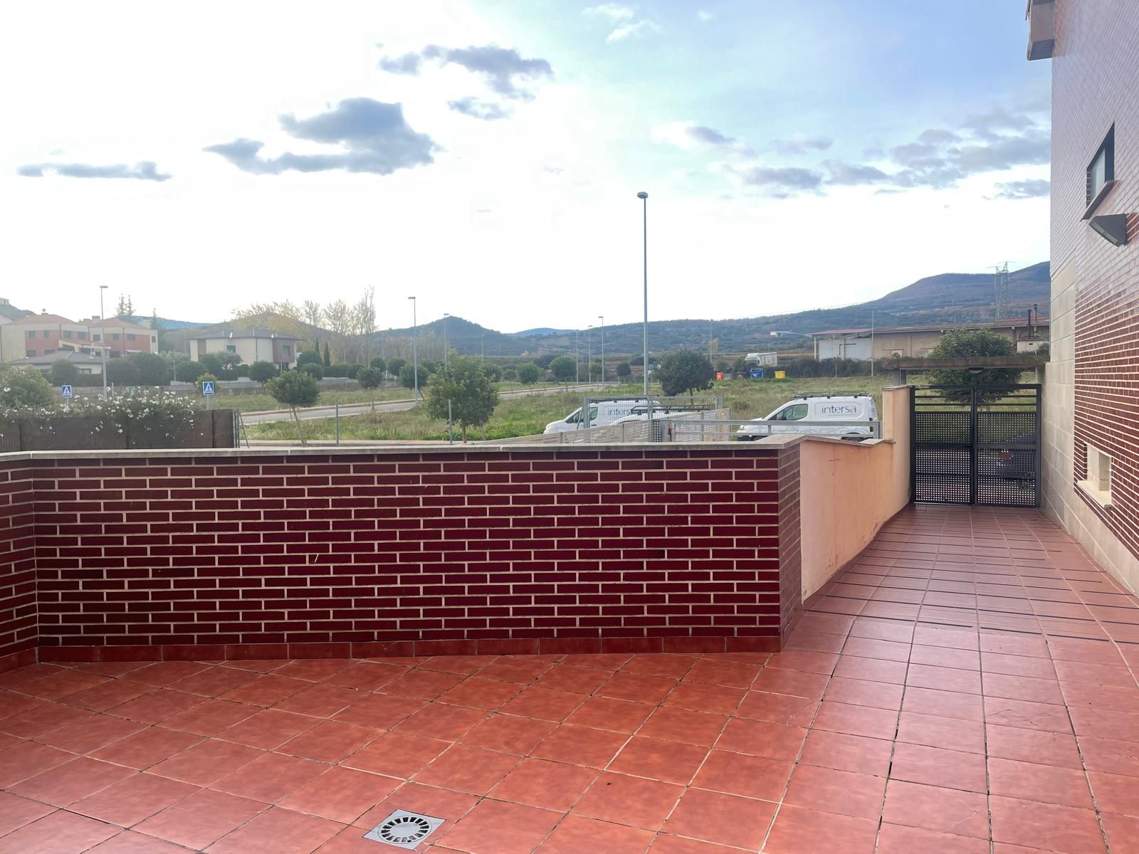 Terrassa de Casa adosada en venda en Entrena amb Calefacció, Jardí privat i Parquet