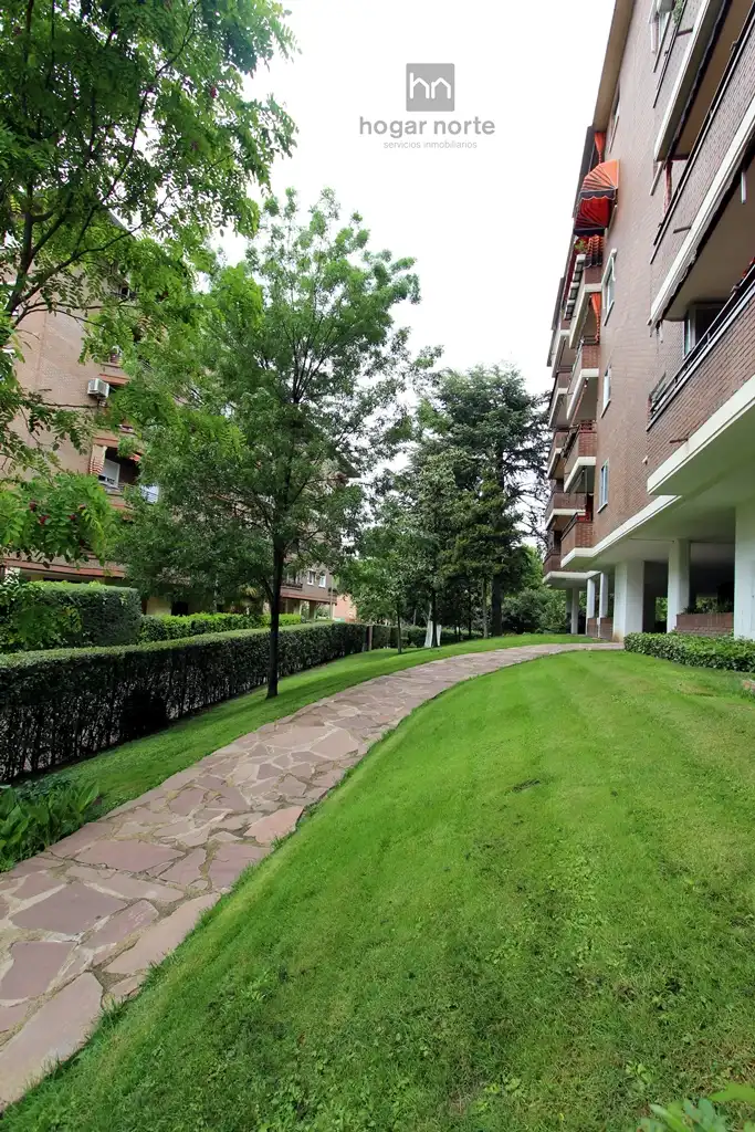 Vista exterior de Pis en venda en San Sebastián de los Reyes amb Calefacció, Jardí privat i Parquet