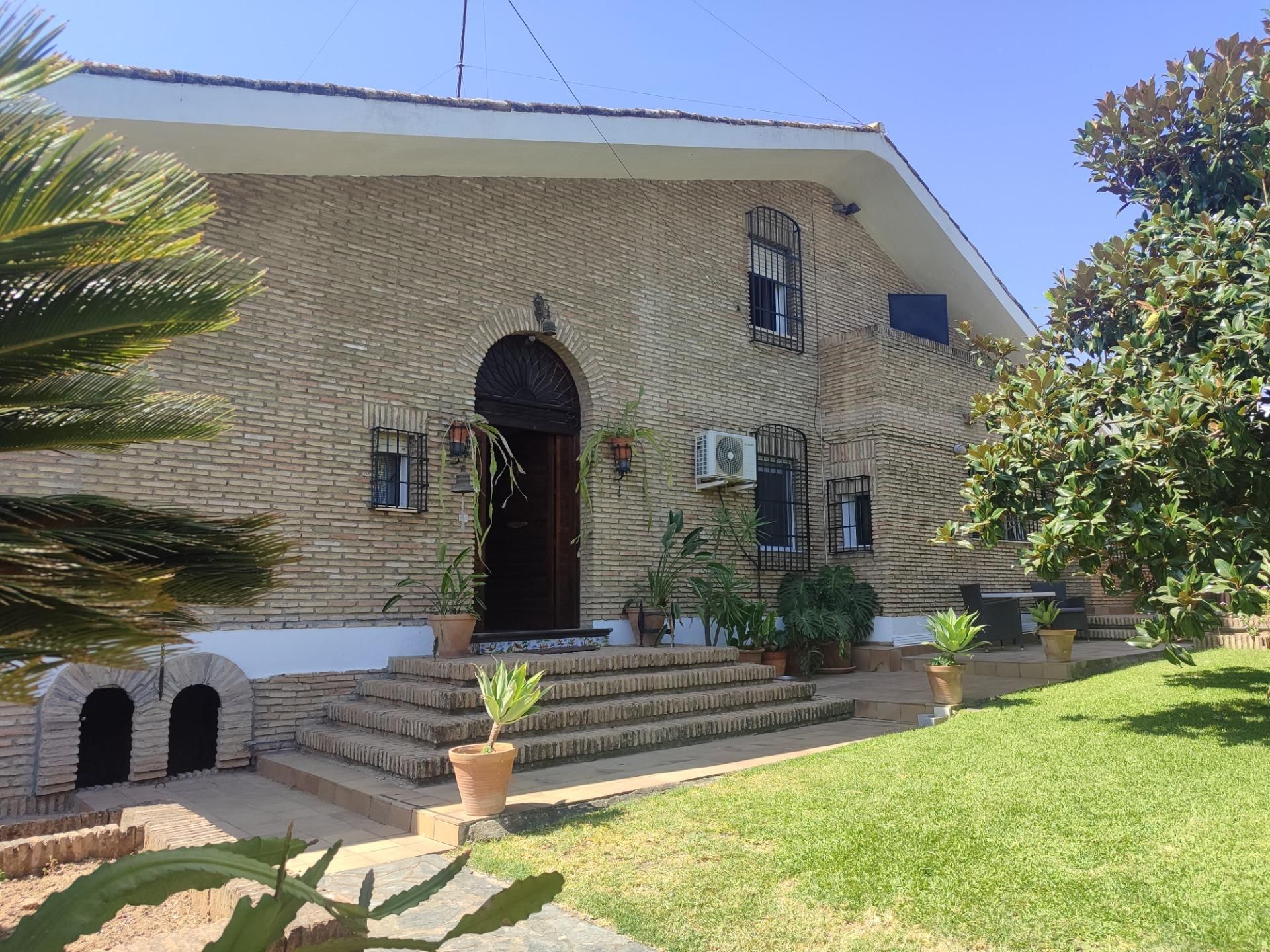 Vista exterior de Casa o xalet en venda en Tomares amb Jardí privat, Terrassa i Piscina comunitària