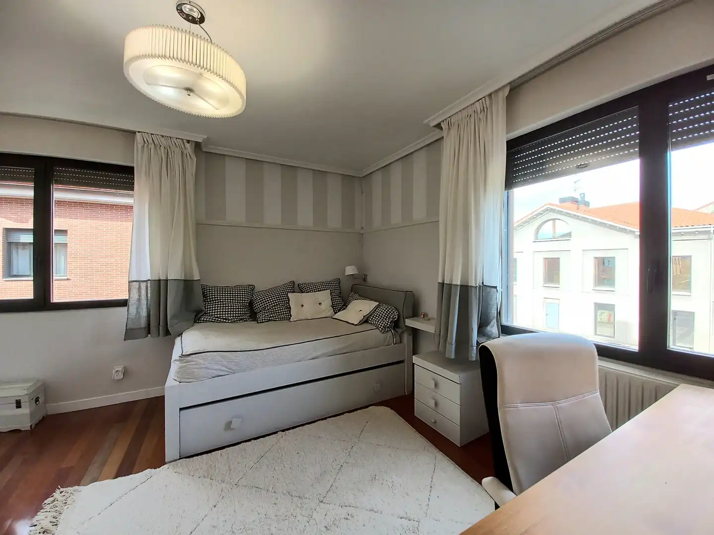 Dormitori de Casa adosada en venda en Burgos amb Jardí privat