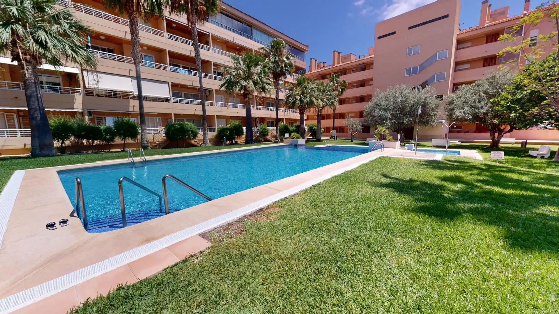 Schwimmbecken von Wohnungen zum Verkauf in L'Alfàs del Pi mit Klimaanlage, Privatgarten und Terrasse
