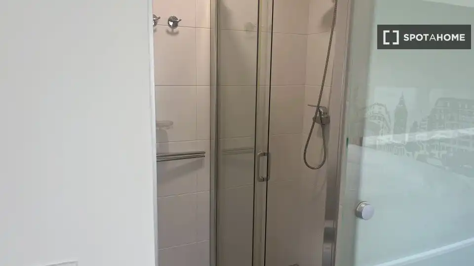 Bathroom of Flat for share in Santander  with Air Conditioner, Heating and Furnished