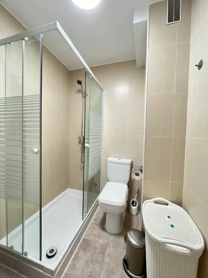 Badezimmer von Wohnung zur untervermieten in Madrid mit Klimaanlage, Terrasse und Möbliert
