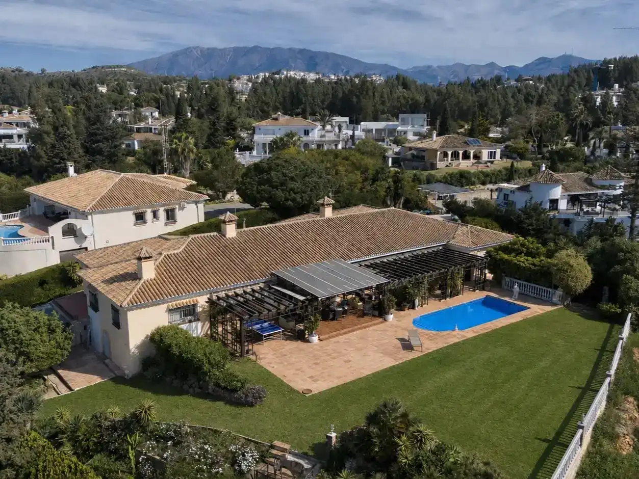 Außenansicht von Wohnung zur Miete in Mijas mit Klimaanlage, Privatgarten und Parkett