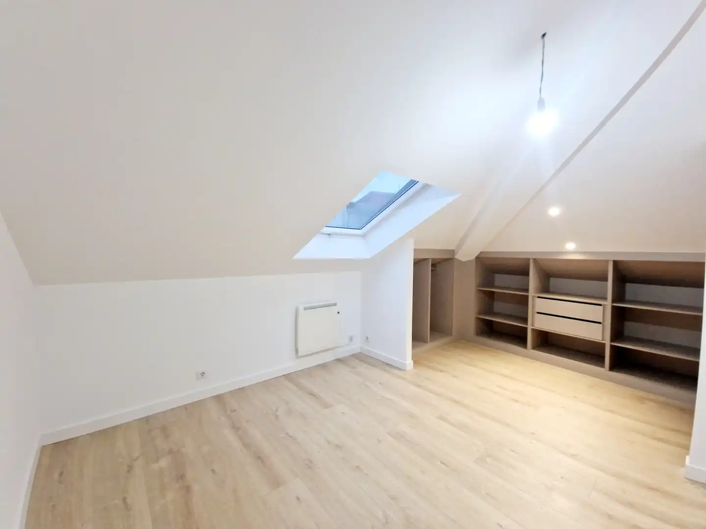 Schlafzimmer von Dachboden zum Verkauf in A Coruña Capital  mit Heizung, Ofen und Waschmaschine