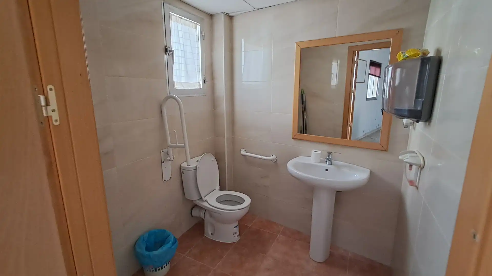 Bathroom of Office for sale in Torremolinos  with Air Conditioner, Heating and Furnished