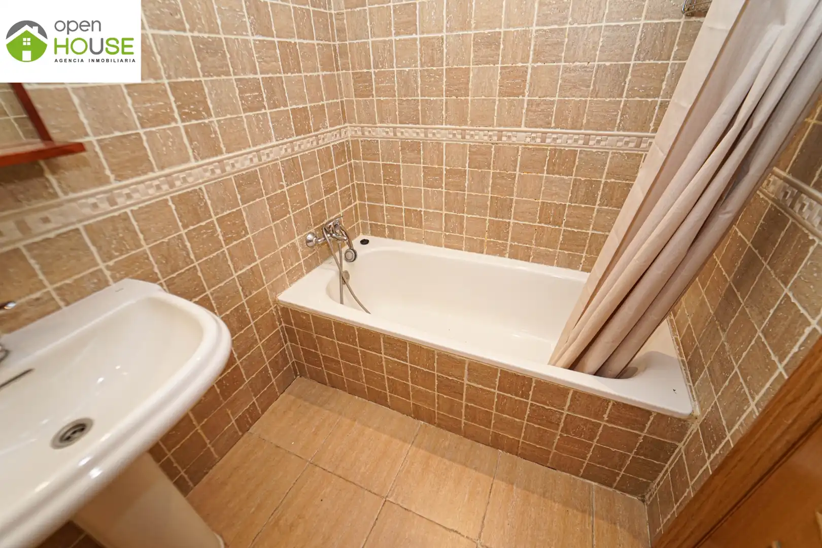 Baño de Piso de alquiler en Güéjar Sierra con Aire acondicionado, Terraza y Amueblado