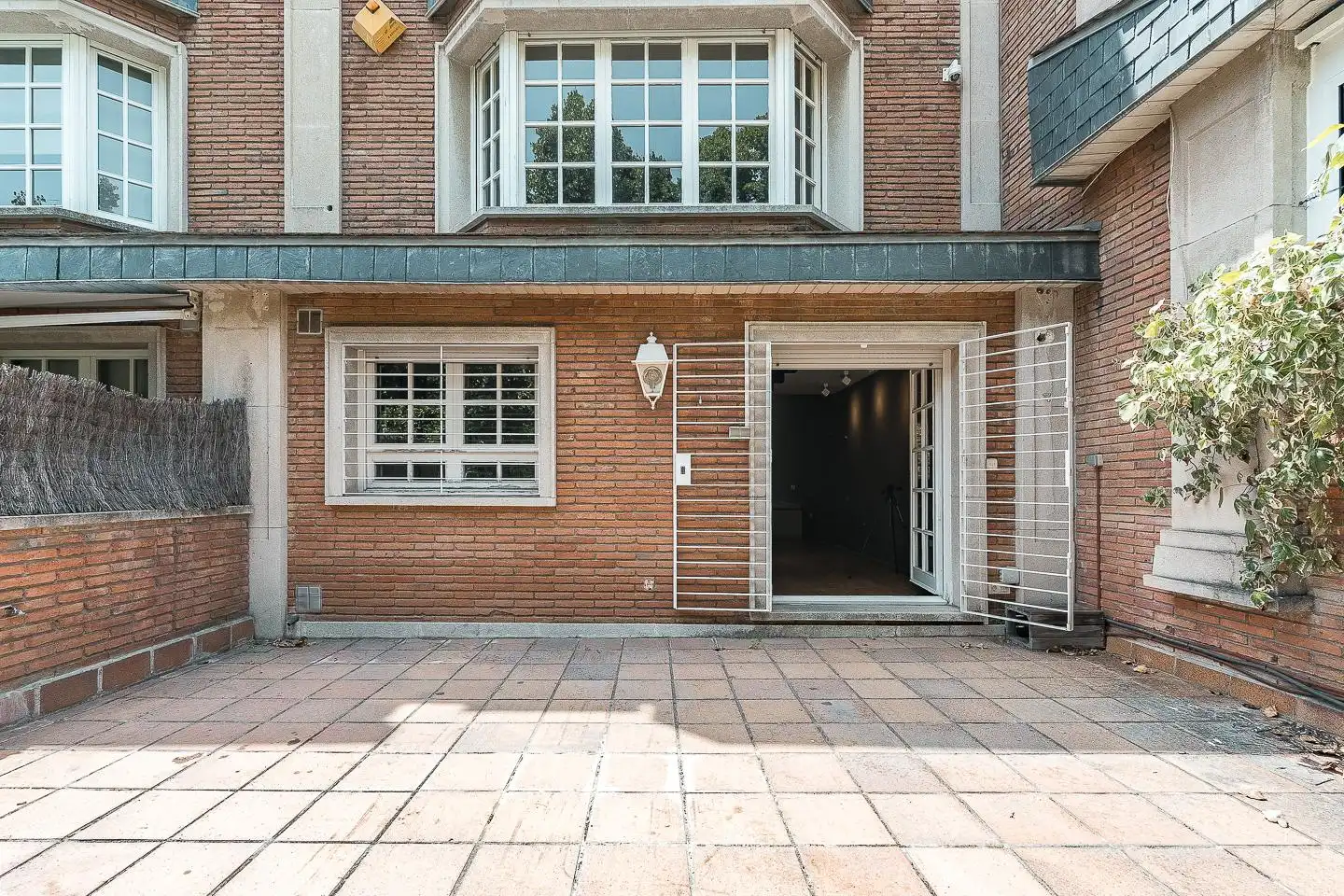 Vista exterior de Casa o xalet en venda en Barcelona amb Calefacció, Jardí privat i Parquet