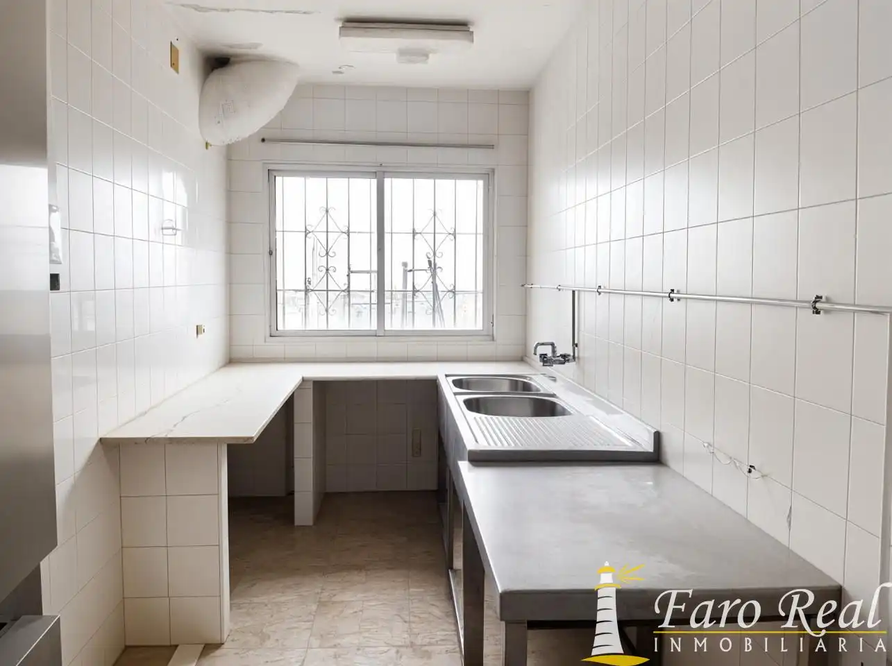 Cuina de Finca rústica en venda en Sanlúcar de Barrameda amb Aire condicionat, Jardí privat i Terrassa