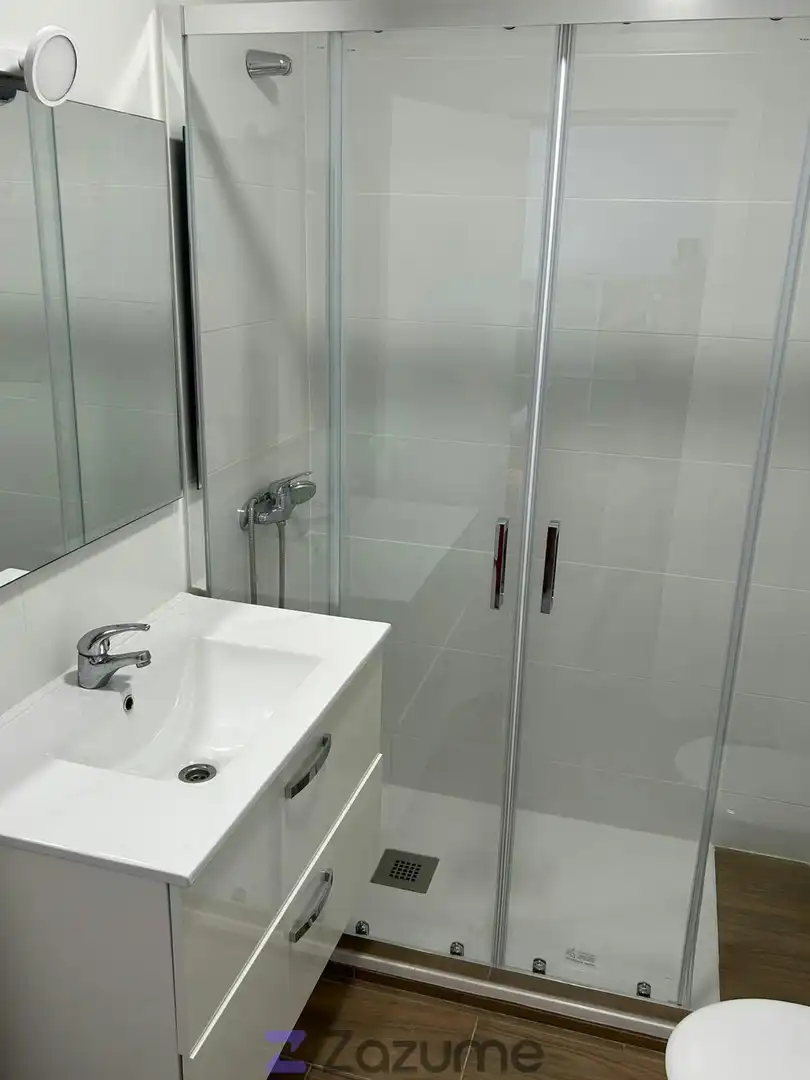 Baño de Piso de alquiler en Málaga con Aire acondicionado, Calefacción y Parquet