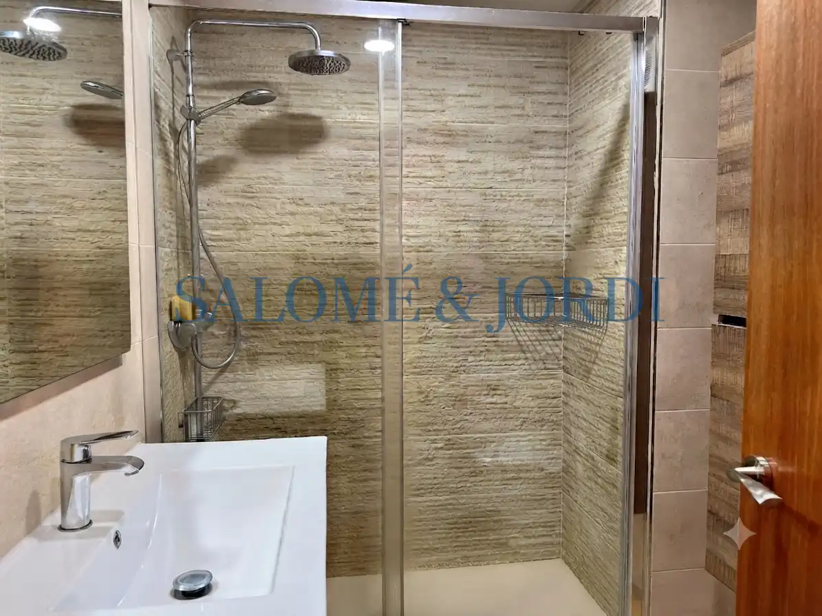 Badezimmer von Wohnung zum Verkauf in Mataró mit Heizung, Terrasse und Möbliert