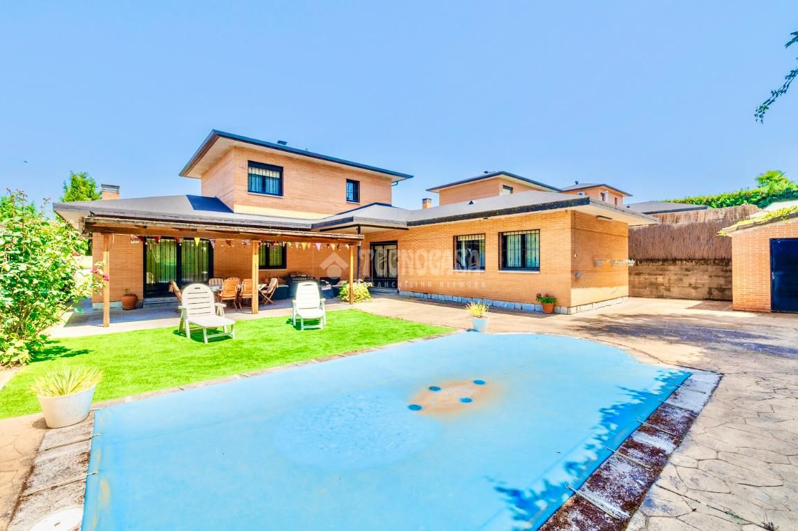 Vista exterior de Casa o xalet en venda en Cabanillas del Campo amb Calefacció i Piscina
