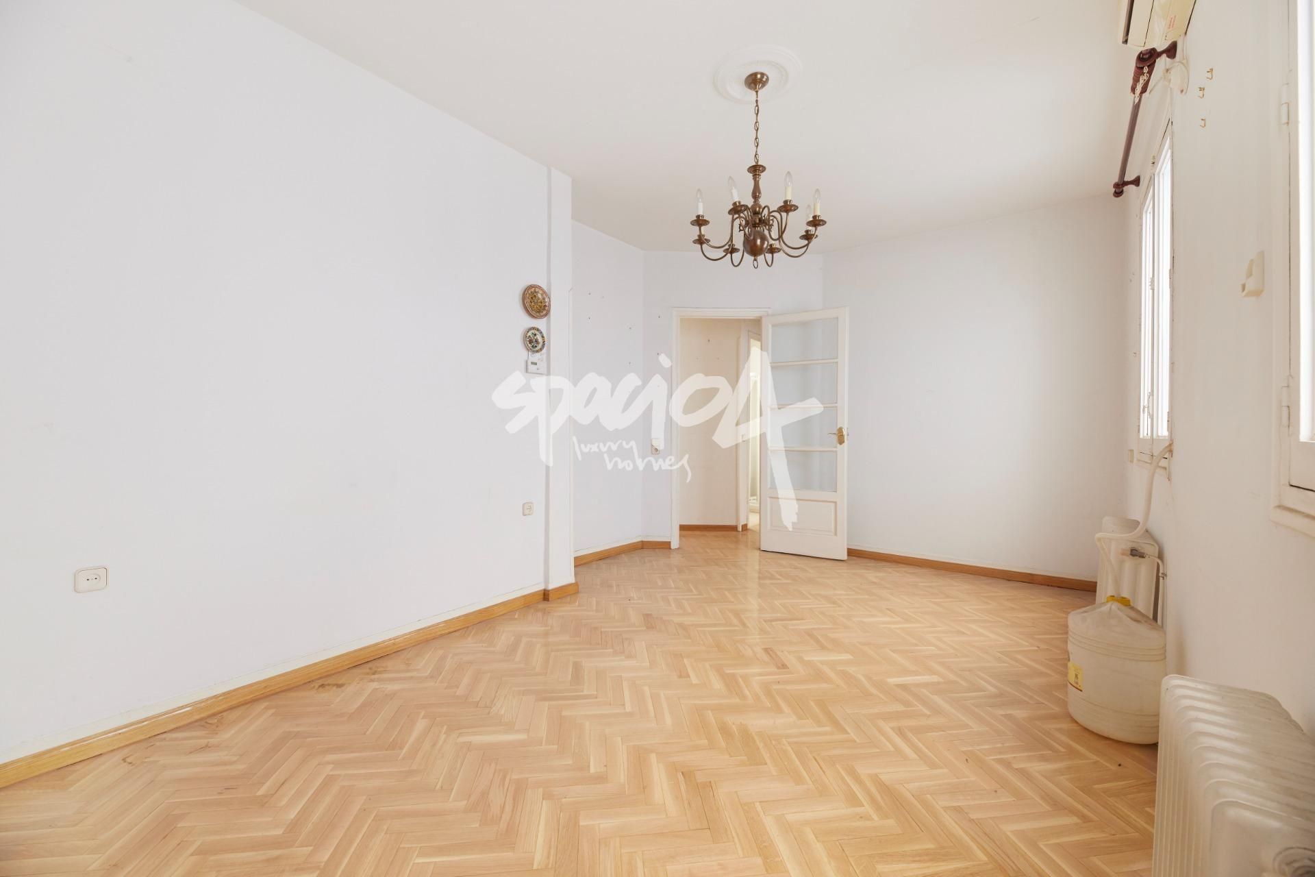 Living room of Flat for sale in  Madrid Capital  with Air Conditioner, Heating and Parquet flooring