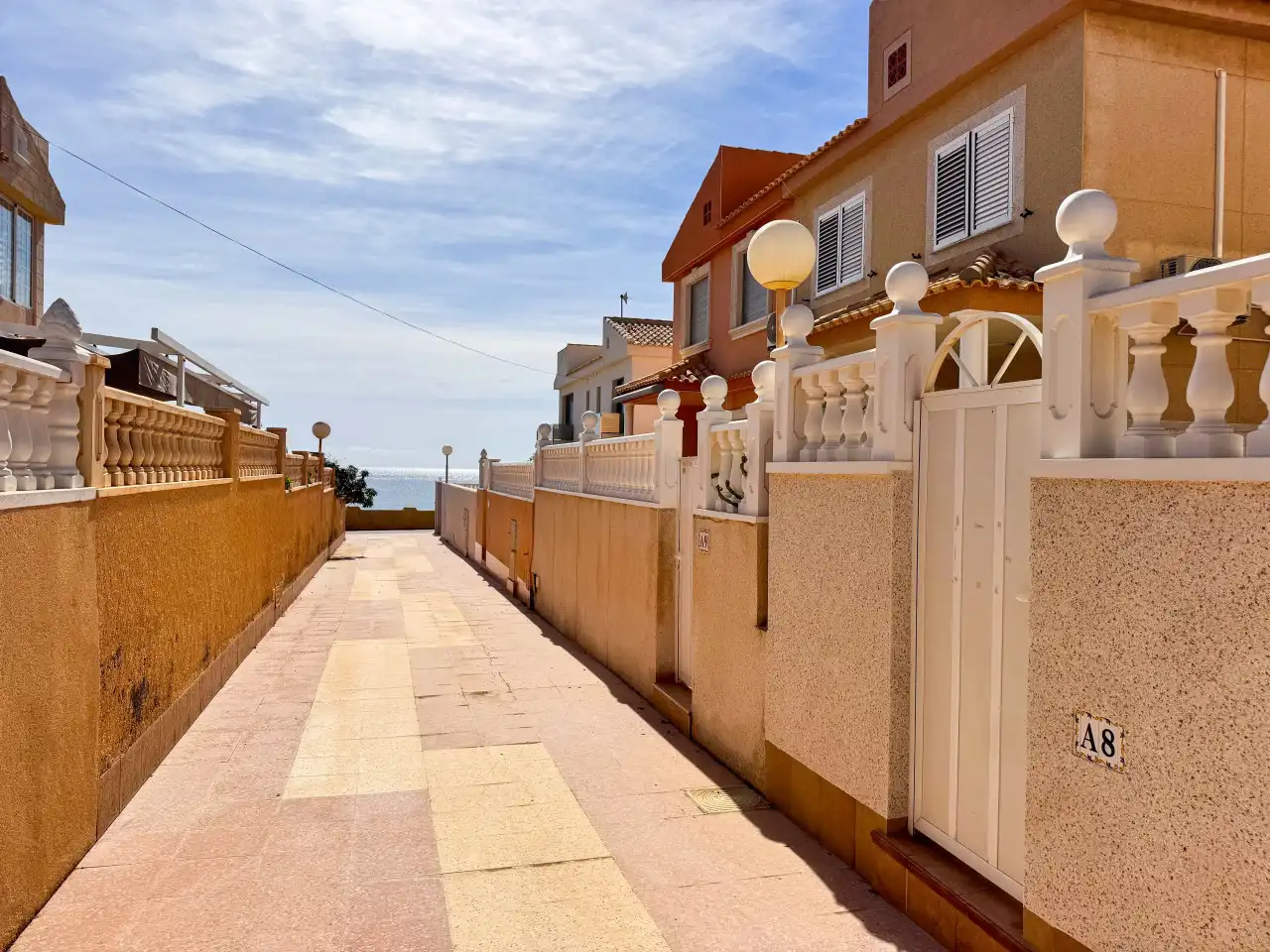 Vista exterior de Casa adosada en venda en Torrevieja amb Aire condicionat, Calefacció i Jardí privat