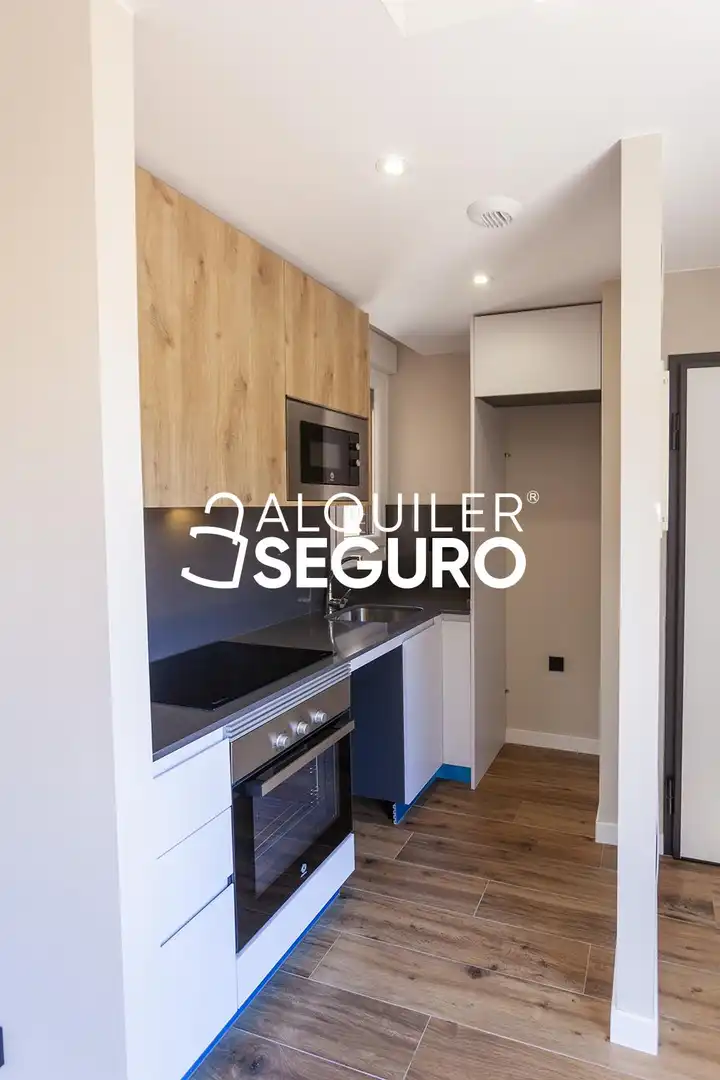 Cocina de Ático de alquiler en Madrid con Aire acondicionado, Calefacción y Trastero