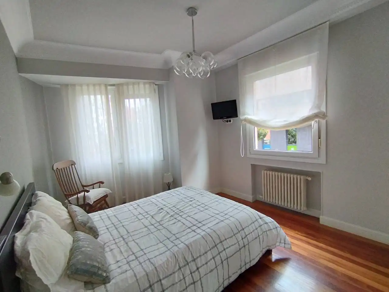 Schlafzimmer von Wohnung zur Miete in Bilbao  mit Heizung, Parkett und Möbliert