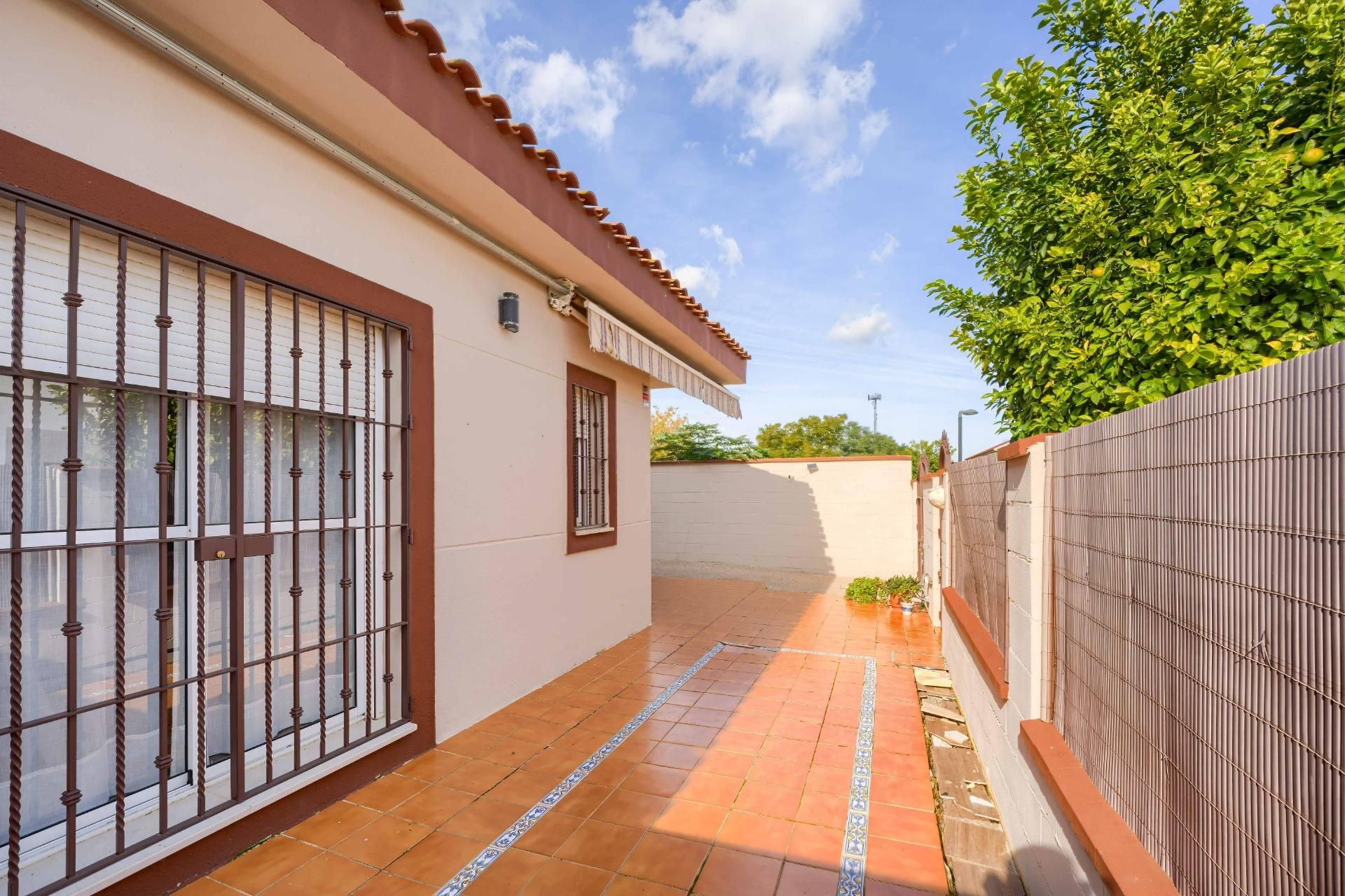 Exterior view of Single-family semi-detached for sale in Bollullos de la Mitación  with Air Conditioner and Private garden
