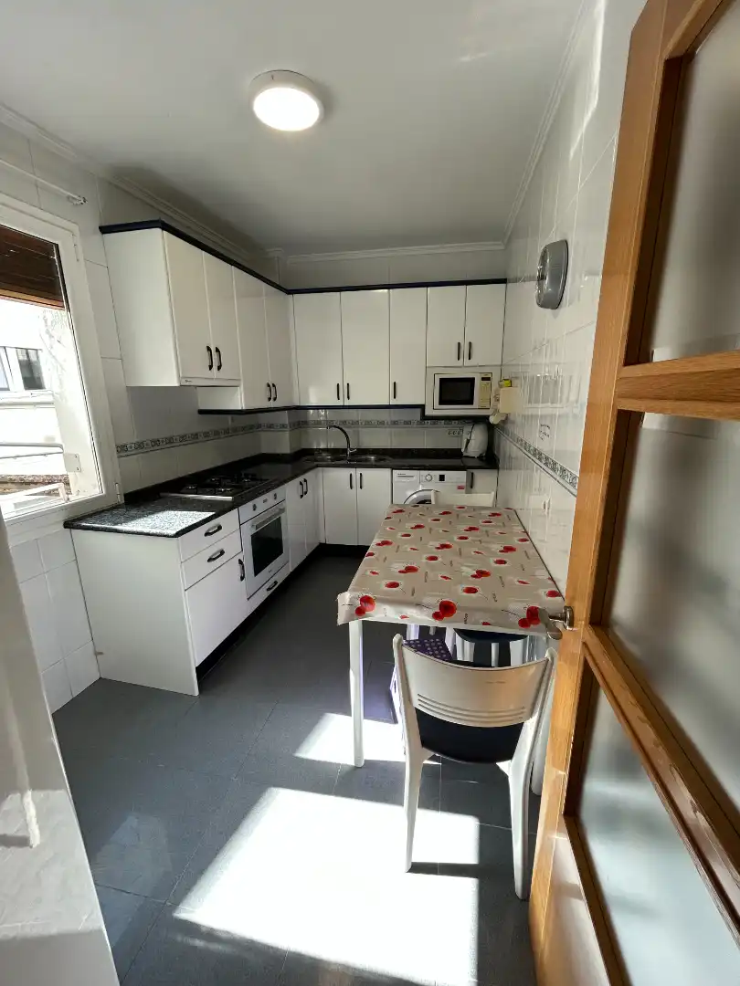 Cuina de Pis en venda en Burgos amb Calefacció, Parquet i Moblat