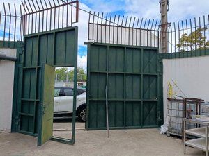 Außenansicht von Fabrikhallen zum Verkauf in Leganés mit Heizung und Alarm