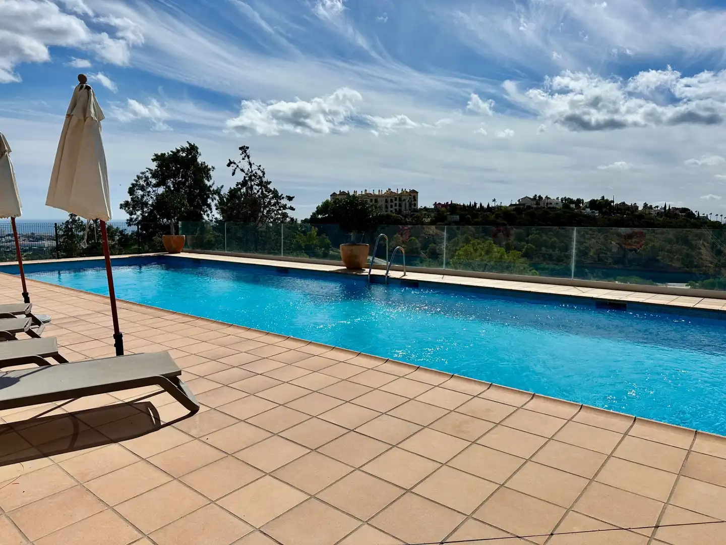 Schwimmbecken von Wohnungen zur Miete in Benahavís mit Klimaanlage, Terrasse und Abstellraum