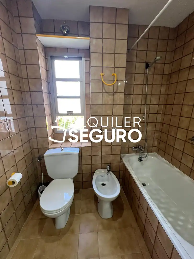 Bathroom of Flat for rent in Madrid  with Heating and Terrace