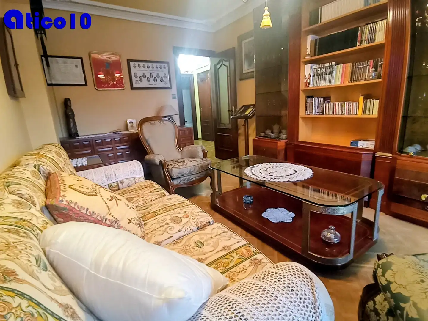 Sala de estar de Piso en venta en Oviedo  con Calefacción, Parquet y Terraza