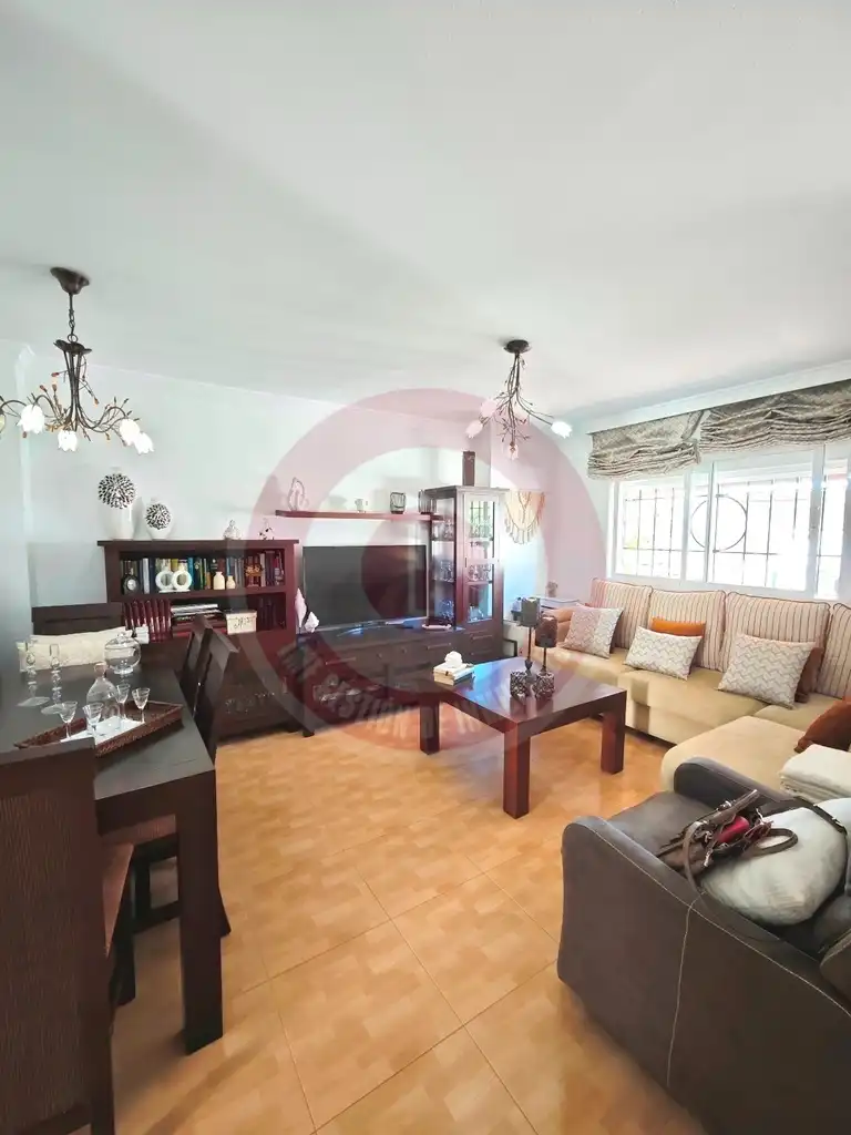 Sala d'estar de Casa adosada en venda en Vélez-Málaga amb Aire condicionat, Terrassa i Moblat