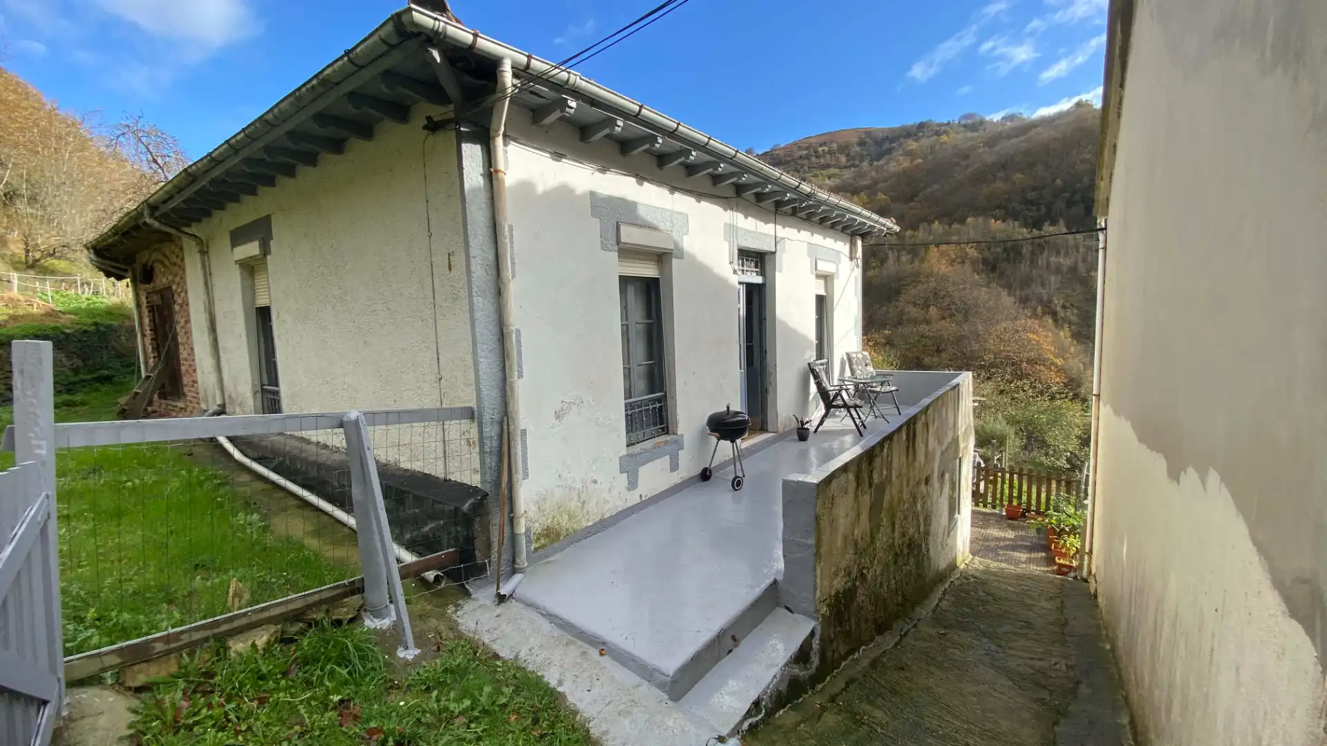 Außenansicht von Einfamilien-Reihenhaus zum Verkauf in San Martín del Rey Aurelio mit Privatgarten, Terrasse und Möbliert