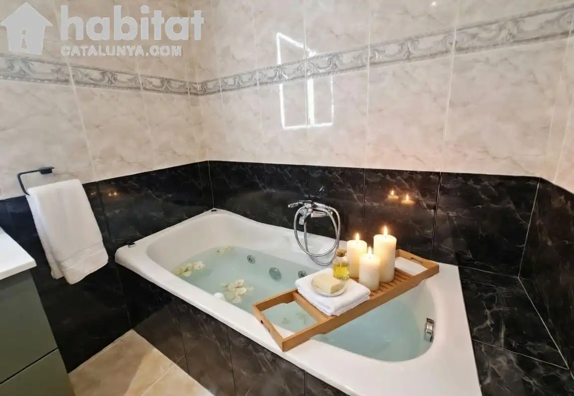 Baño de Casa adosada en venta en Martorell con Aire acondicionado, Calefacción y Jardín privado