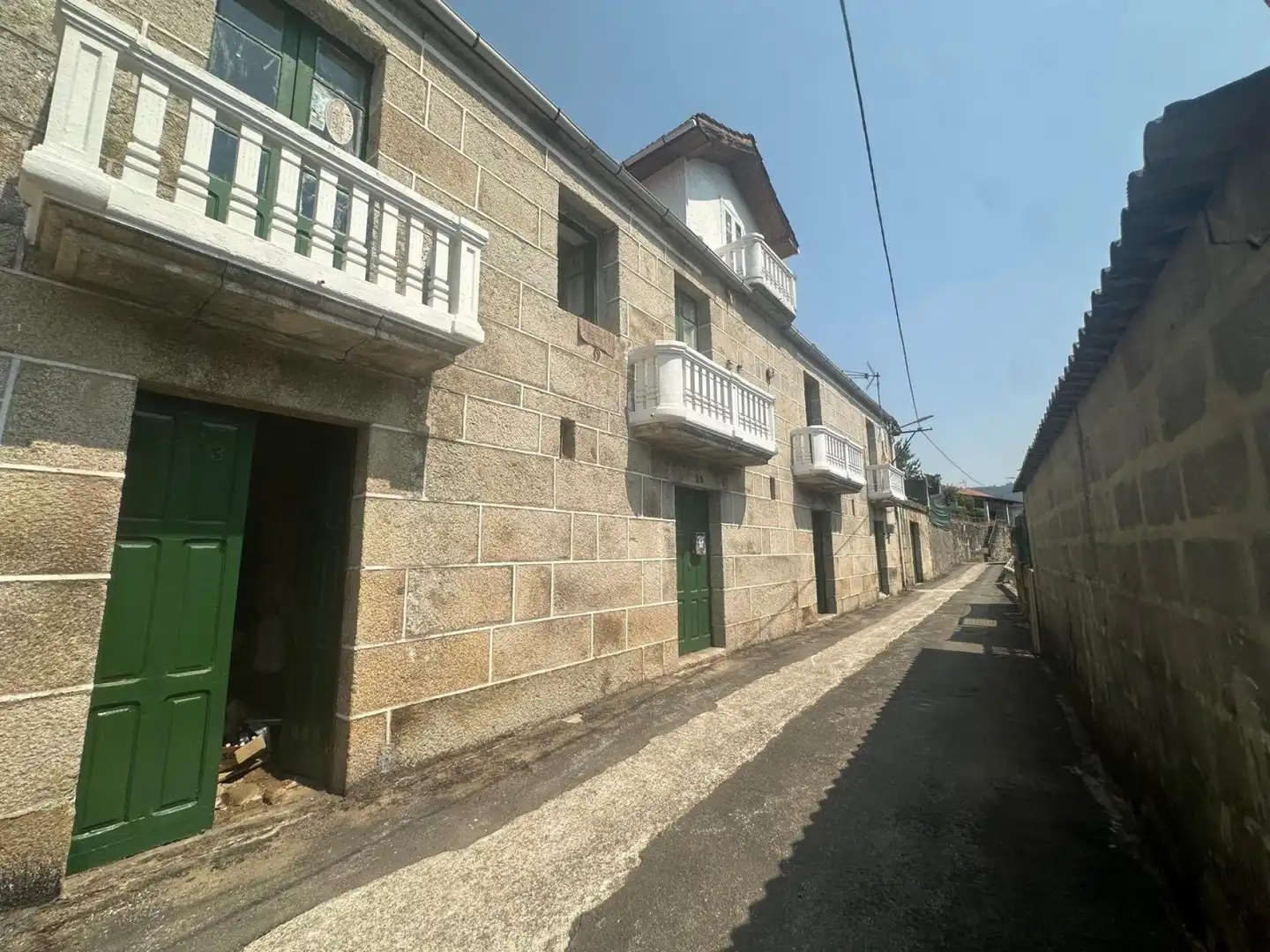 Vista exterior de Casa adosada en venda en A Arnoia amb Moblat i Balcó