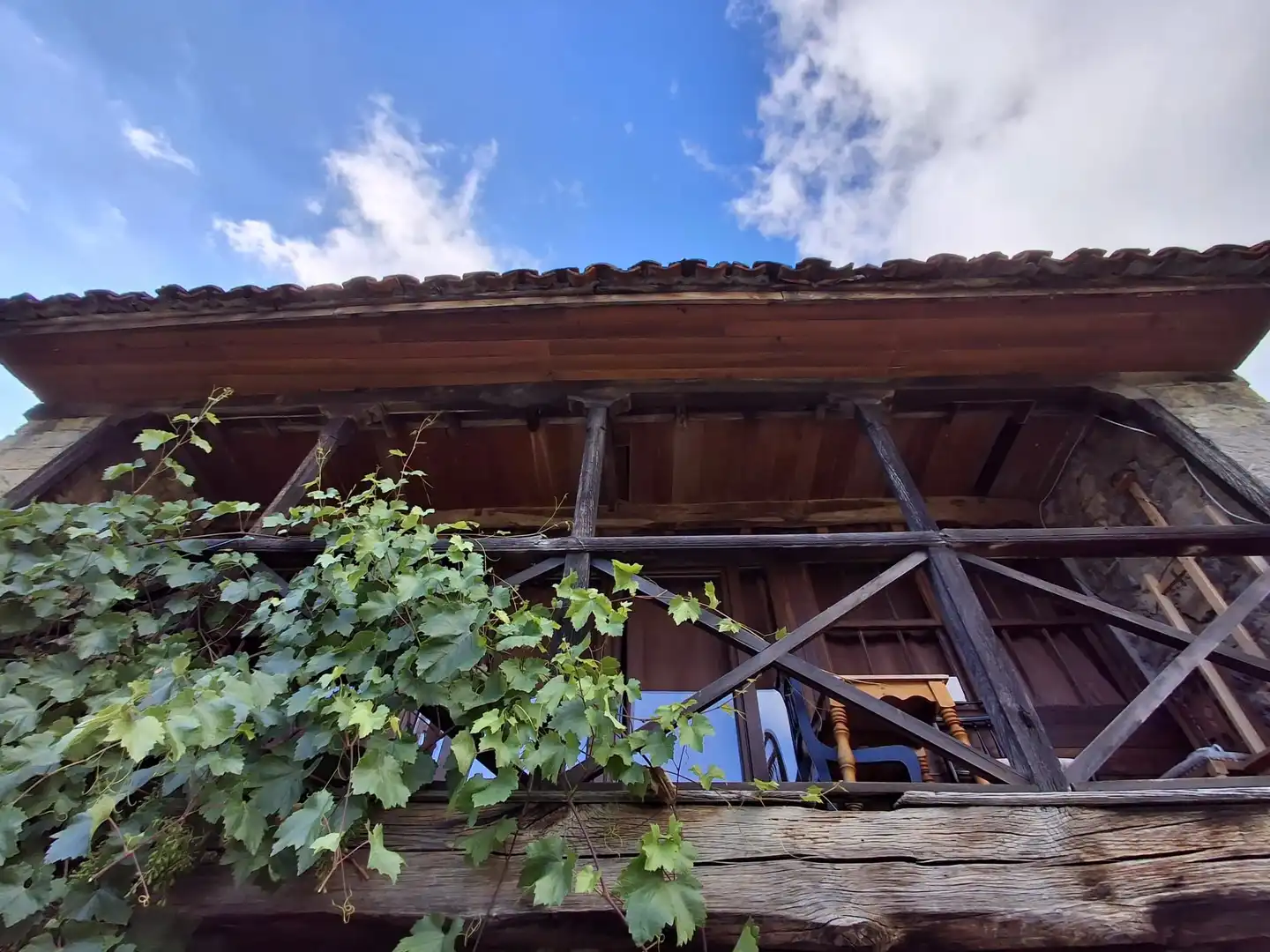 Vista exterior de Casa o xalet en venda en Quirós amb Jardí privat, Terrassa i Balcó