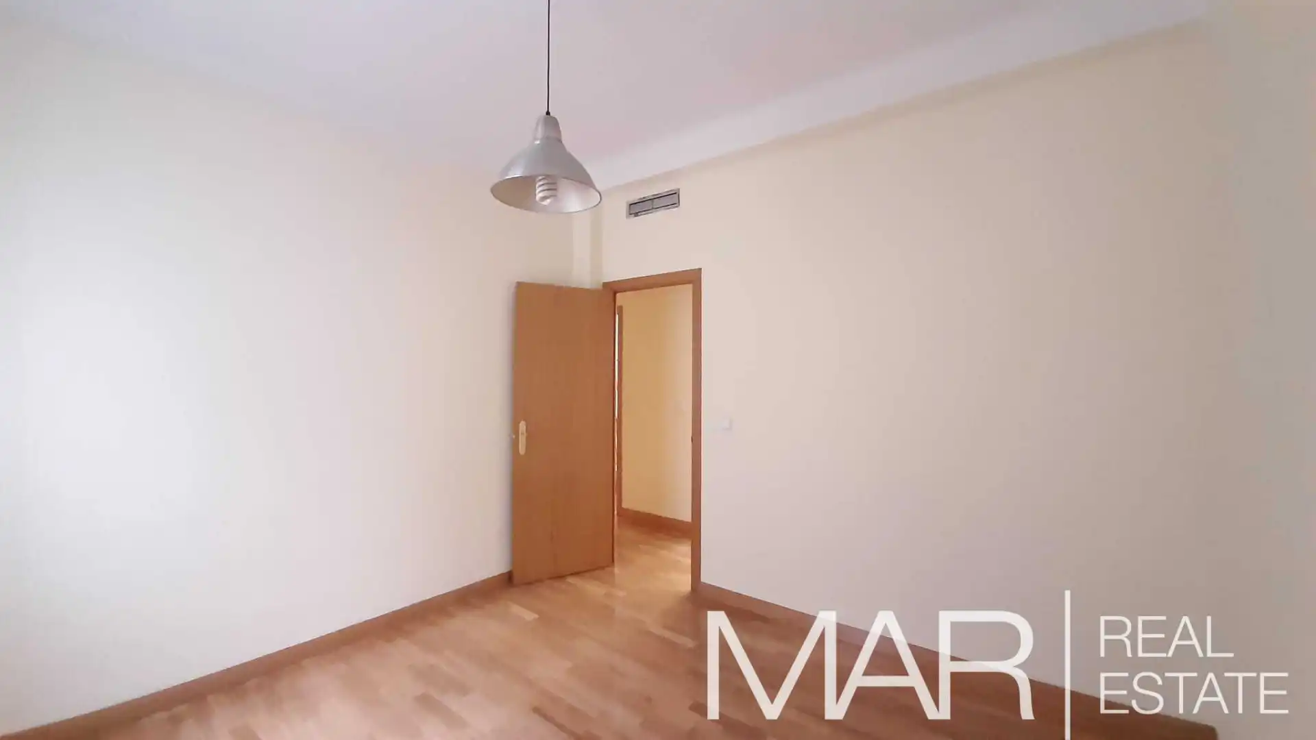 Schlafzimmer von Büro zur Miete in Madrid mit Klimaanlage, Heizung und Möbliert