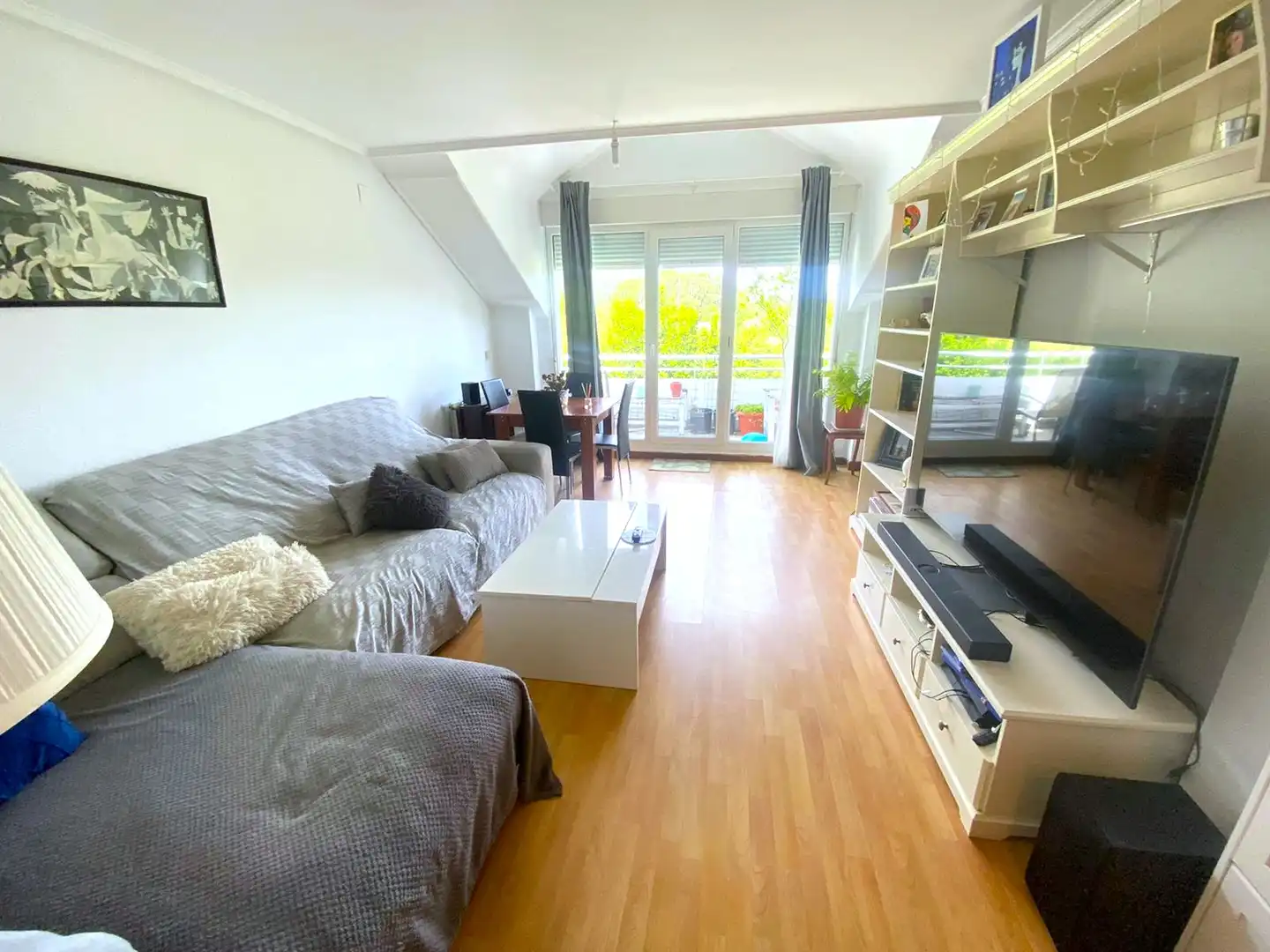 Wohnzimmer von Dachboden zum Verkauf in Castro-Urdiales mit Heizung, Privatgarten und Parkett