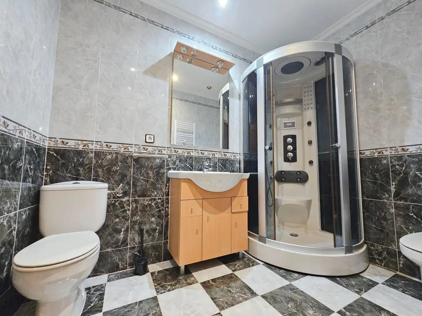 Bathroom of Ground floor for sale in Madrid