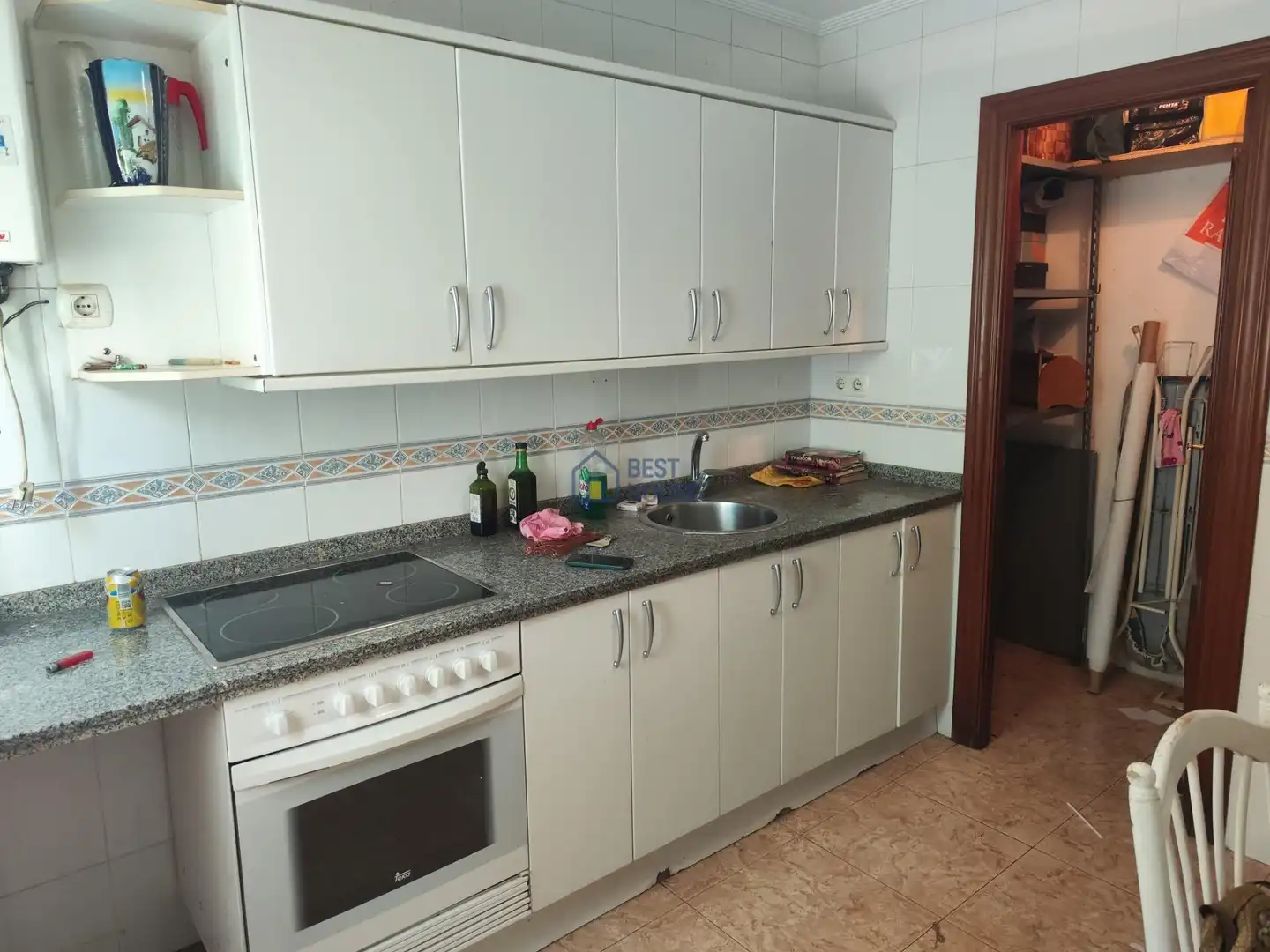 Cuina de Casa o xalet en venda en León Capital  amb Jardí privat, Traster i Alarma