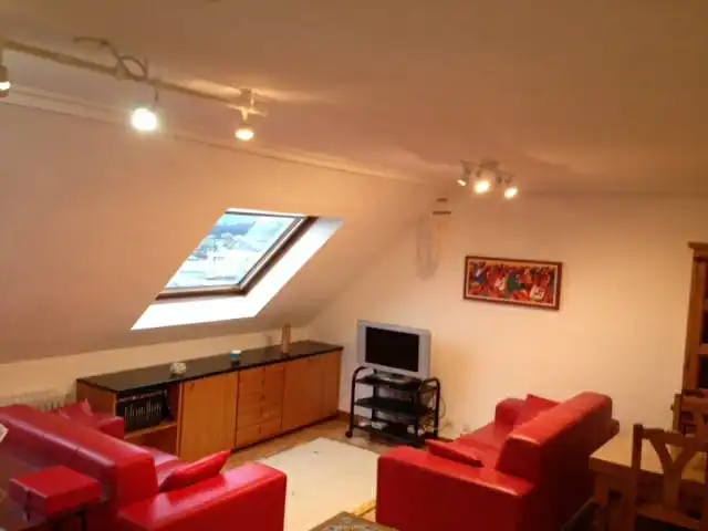 Sala d'estar de Apartament de lloguer en Oviedo  amb Calefacció, Parquet i Moblat