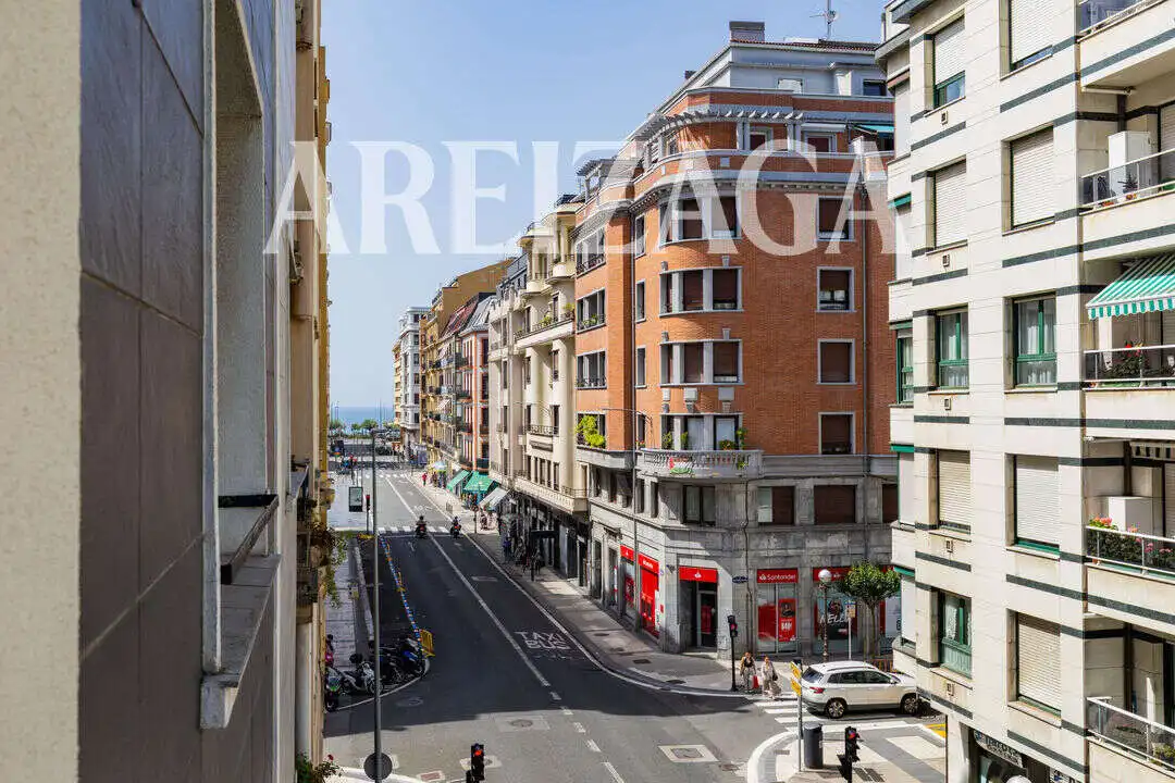 Vista exterior de Pis en venda en Donostia - San Sebastián  amb Calefacció i Balcó