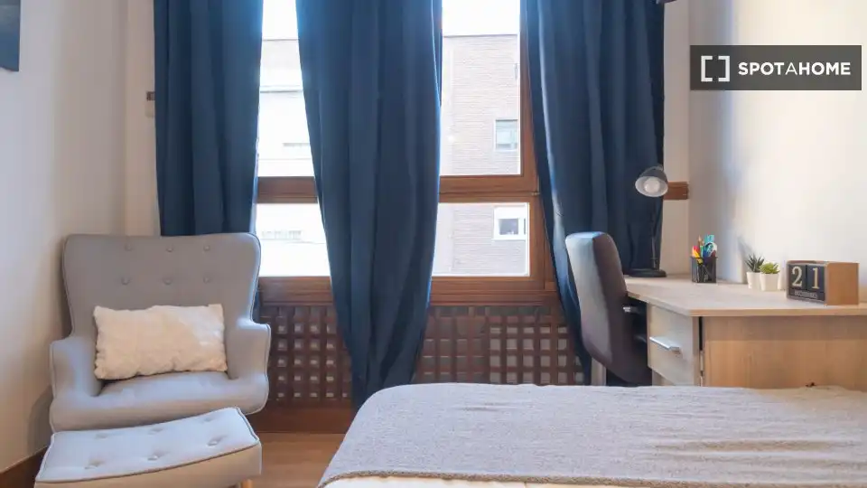 Bedroom of Flat for rent in Madrid  with Air Conditioner, Heating and Furnished