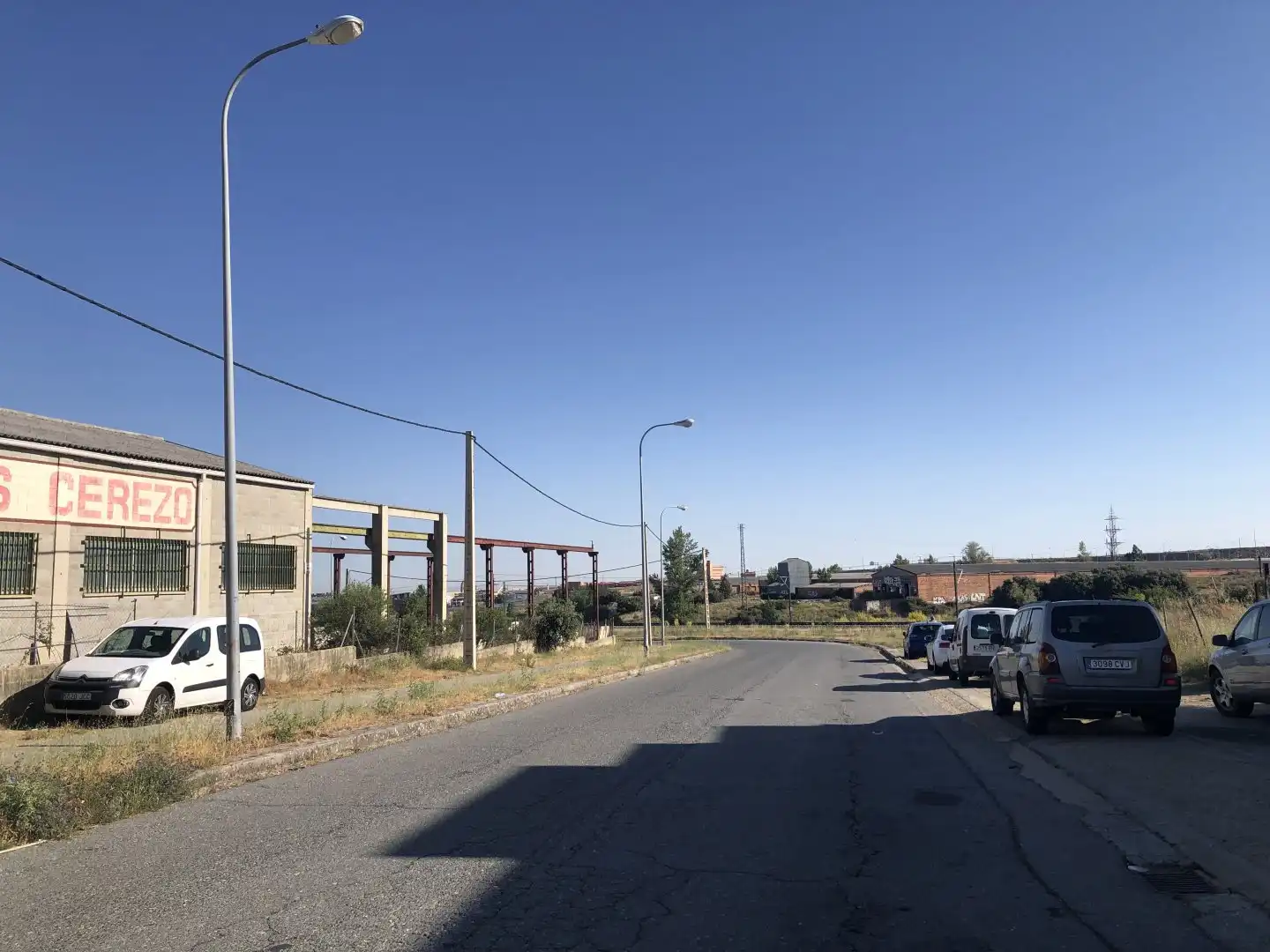 Außenansicht von Fabrikhallen zur Miete in Segovia