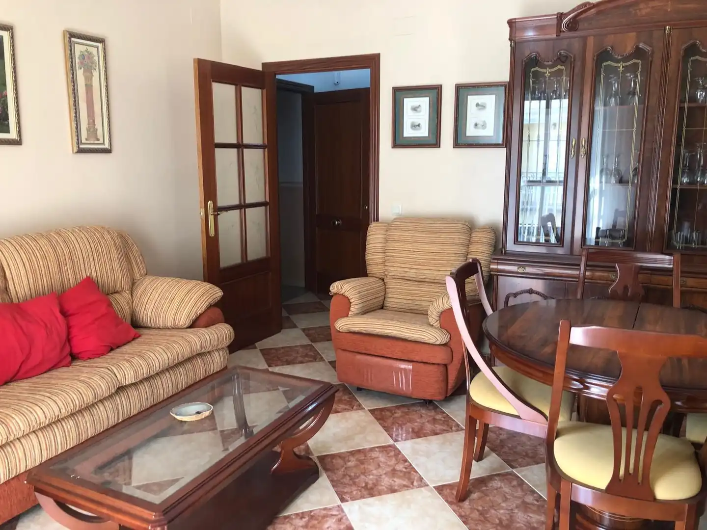 Sala d'estar de Casa adosada en venda en Cuevas de San Marcos amb Calefacció, Terrassa i Alarma