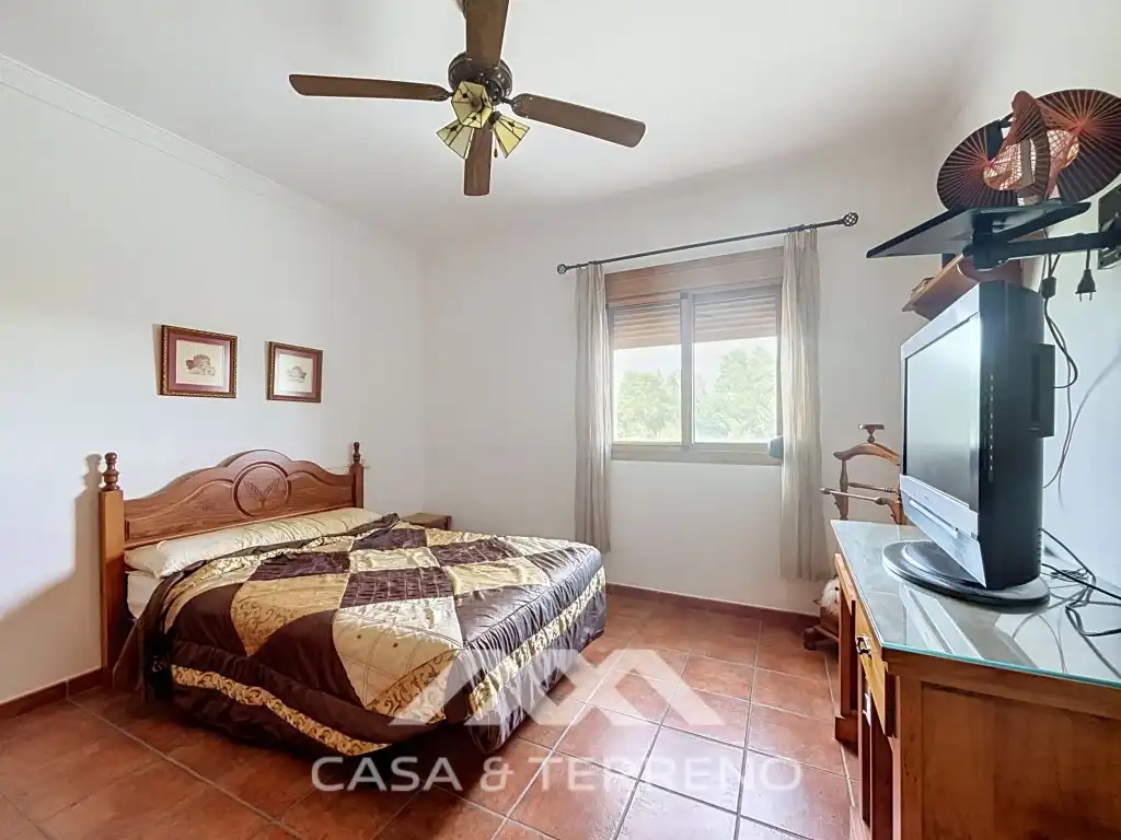 Dormitori de Casa o xalet en venda en El Burgo amb Aire condicionat, Jardí privat i Moblat