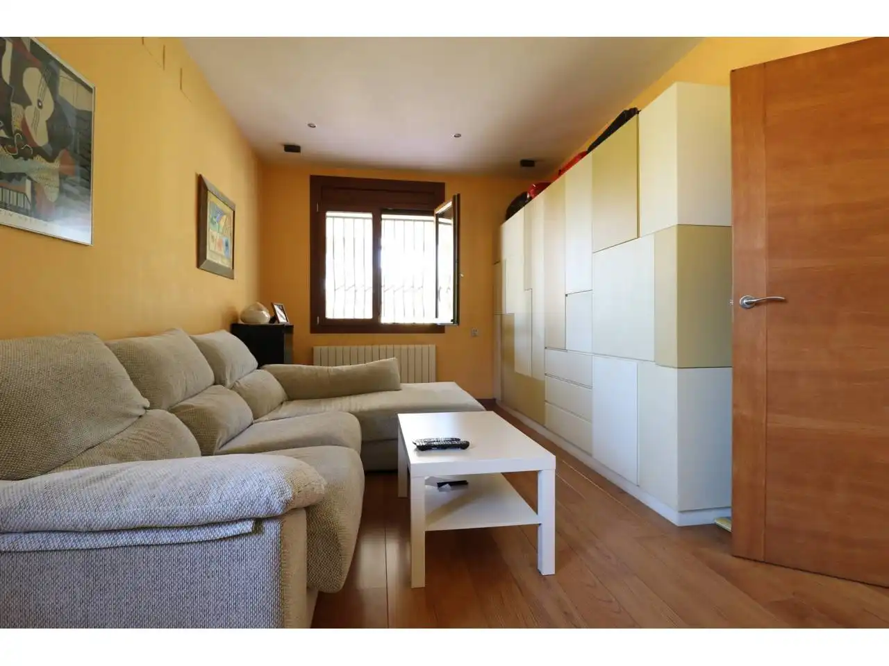 Sala d'estar de Casa o xalet en venda en Cerdanyola del Vallès