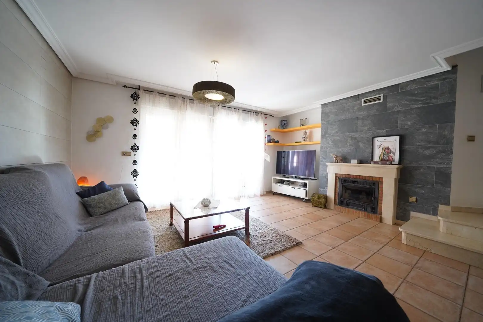 Sala d'estar de Casa adosada en venda en Alicante / Alacant amb Aire condicionat, Calefacció i Jardí privat