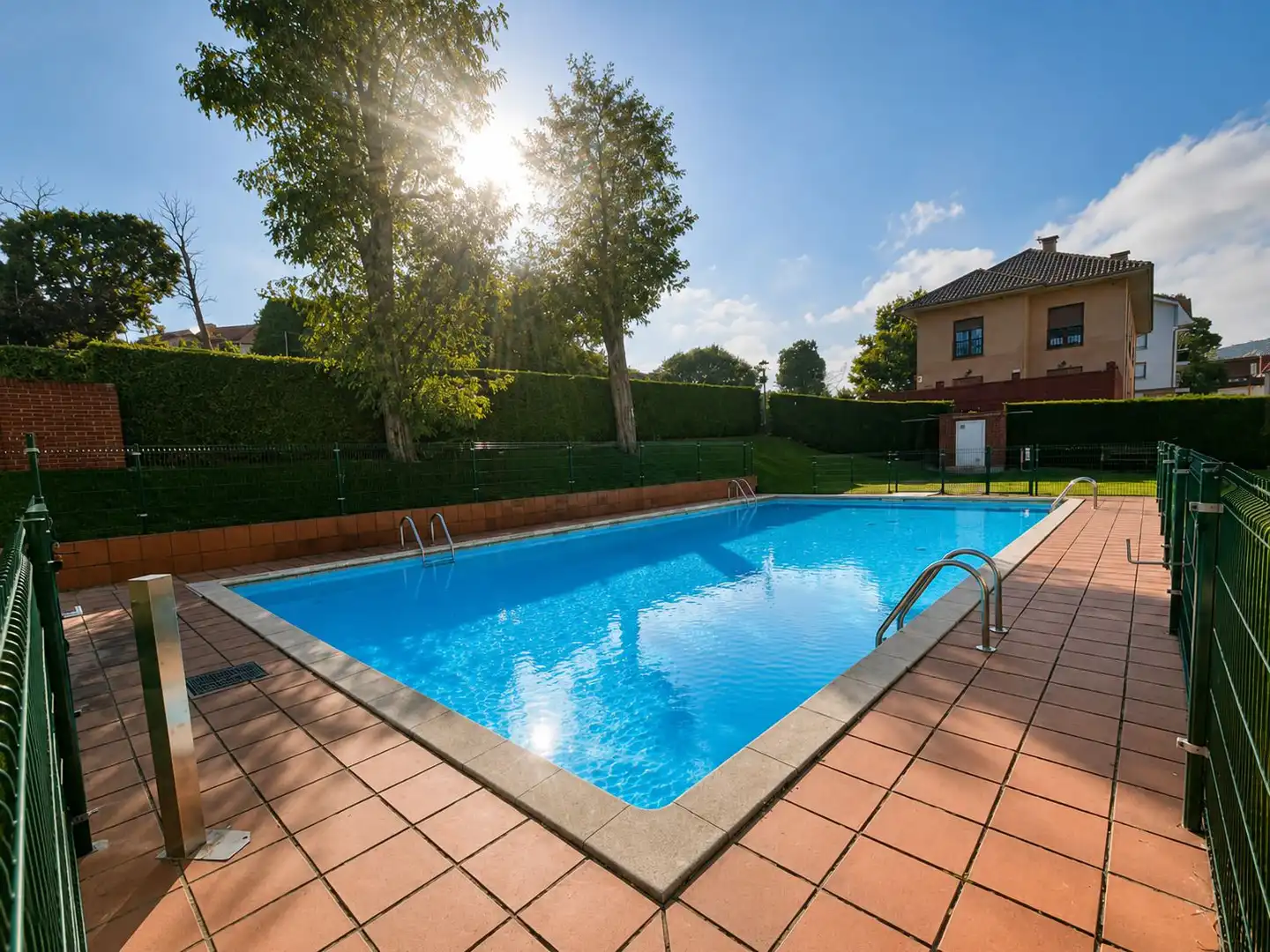 Piscina de Piso en venta en Bárcena de Cicero con Calefacción, Trastero y Amueblado