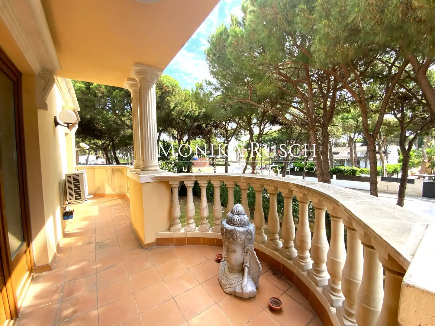 Vista exterior de Casa o xalet en venda en Castelldefels amb Aire condicionat, Calefacció i Jardí privat