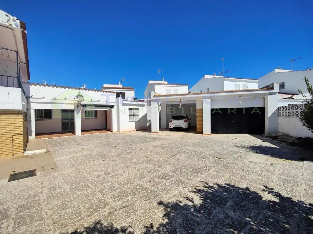 Vista exterior de Casa o xalet en venda en La Antilla amb Jardí privat, Terrassa i Traster